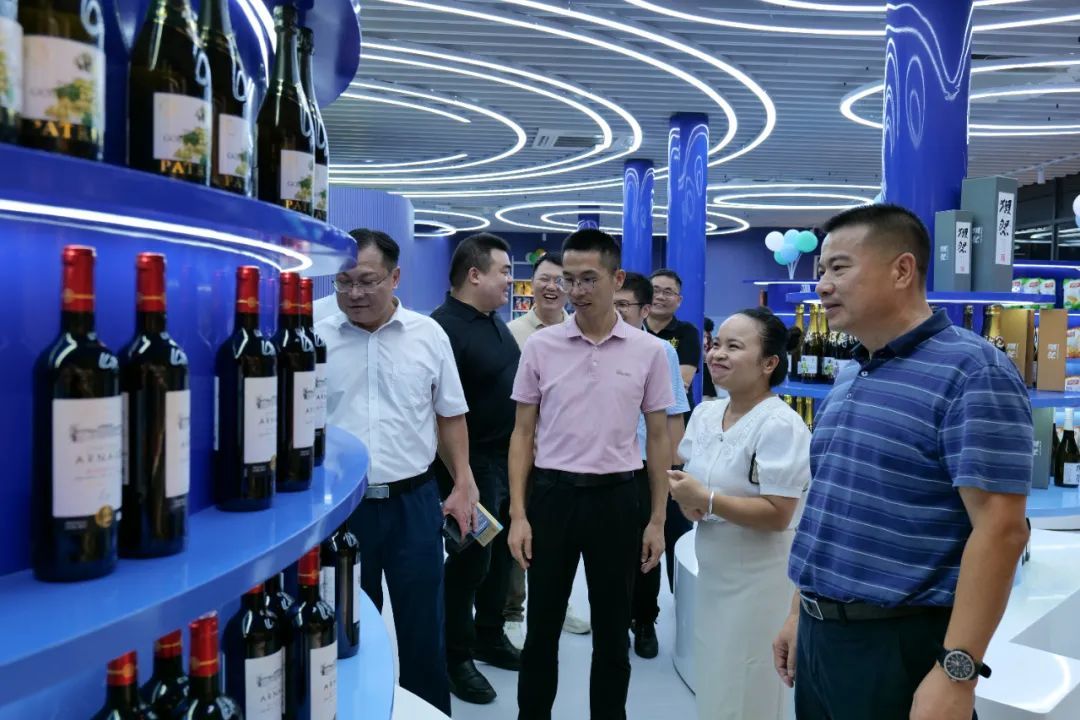 镇领导参观sea家东南亚特产店