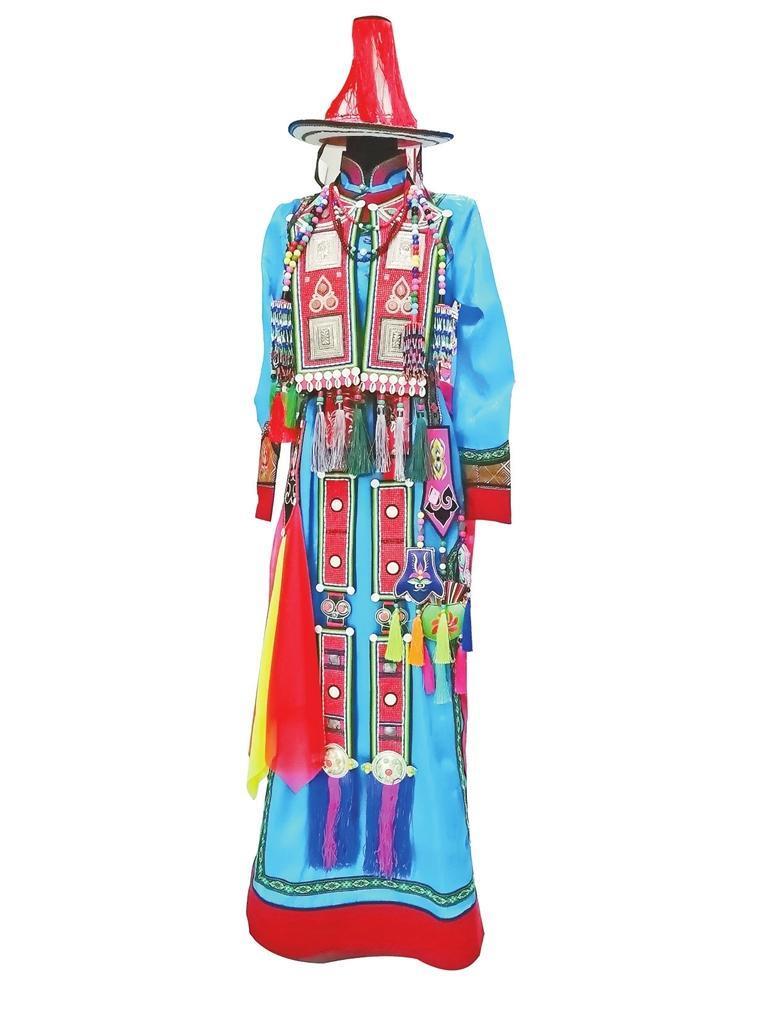 裕固族西部地区　女子服饰（白亚群供图）