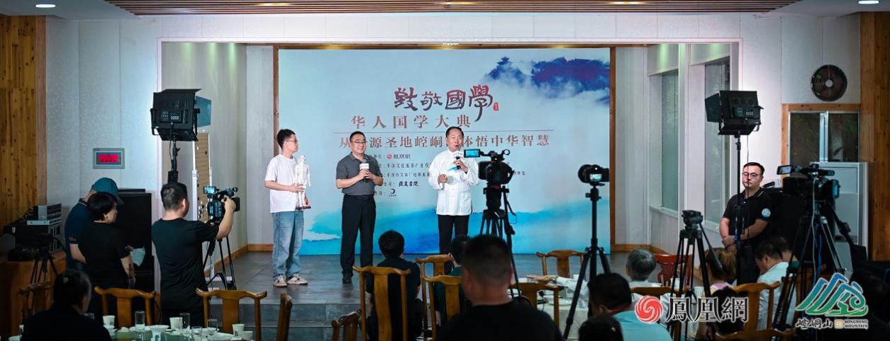 平凉市灵台县皇甫谧中医院院长毛长兴在崆峒雅集上解读皇甫谧与针灸文化。