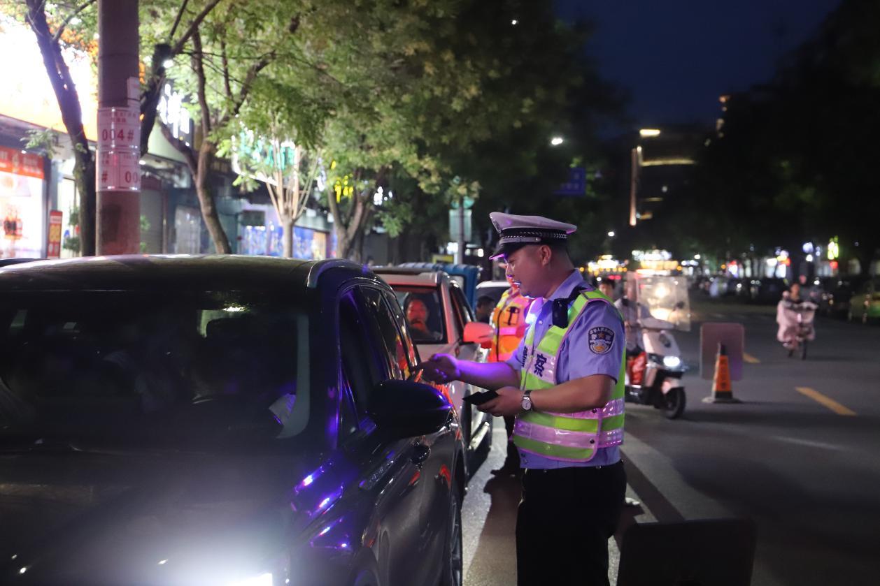 ▲ 公安部门开展道路交通安全整治 李强摄