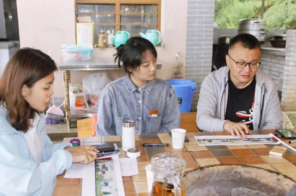 开会讨论创作主题