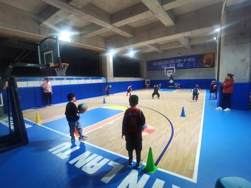 涪陵区太平街片区桥下空间足球场。市住房城乡建委供图