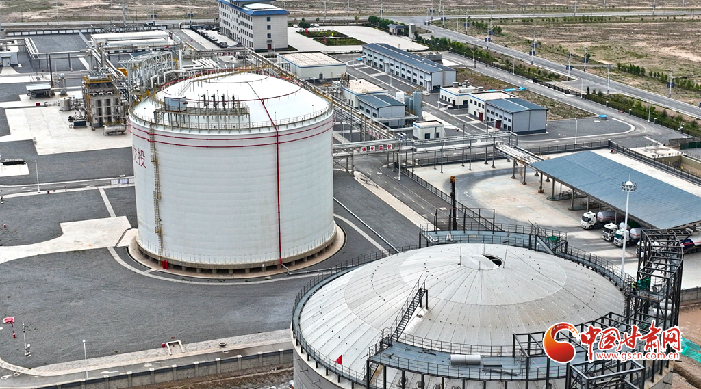 8月9日，位于甘肃省张掖市山丹县东乐滩的张掖LNG储备中心二期项目建设现场，工程建设者全力以赴抢工期、抓进度，推动项目建设提速快“跑”，争取工程项目年底投产。