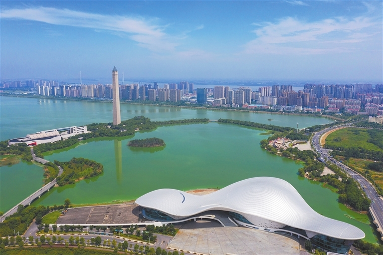 7月12日，九江市八里湖新区文博园内，文化艺术中心、博物馆和胜利碑三个文化地标，与秀丽的湖景相映生辉，勾绘出一幅如诗如画的生态风光图。