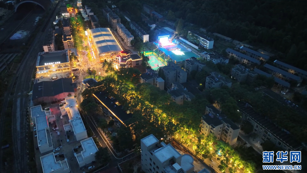 夜幕下的江西分宜电厂螺蛳特色景区。新华网发