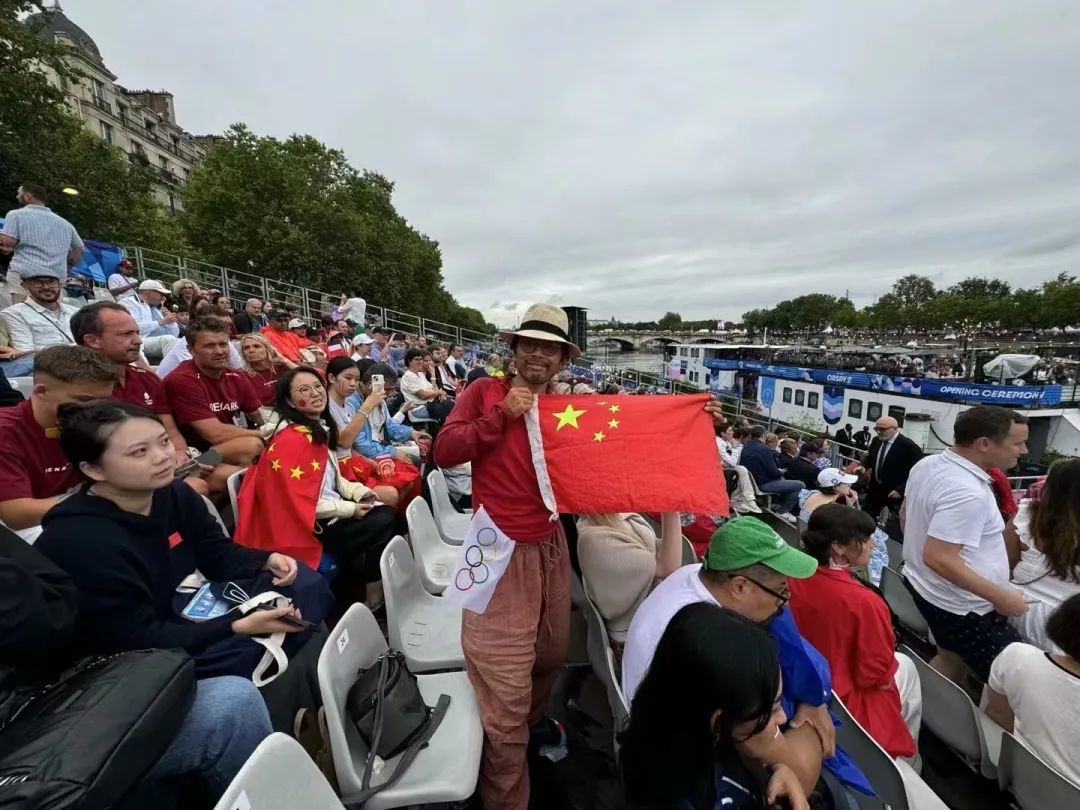 ▲开幕式观礼台,朱志文给中国队加油