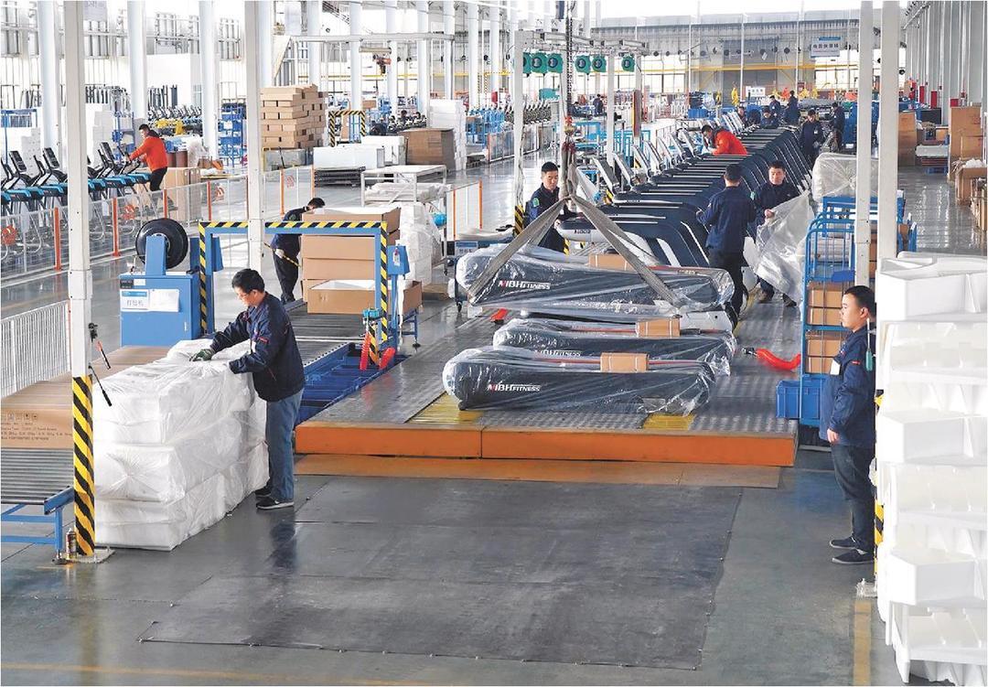 在迈宝赫公司主厂区,一条商用跑步机“同线同标同质”生产流水线正在有序运转。(记者王鹤颖报道)