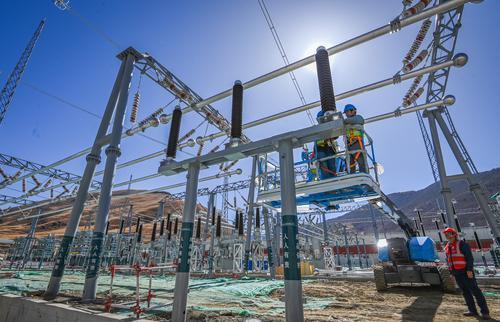 ▲川渝1000千伏特高压交流工程，工人正在抓紧建设。首席记者 龙帆 摄