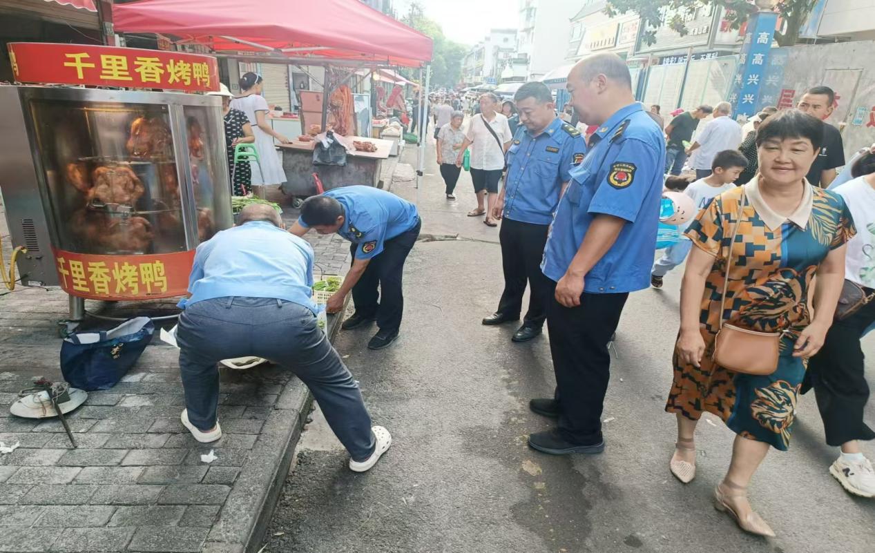 ▲城管部门整治不文明行为 刘虎摄