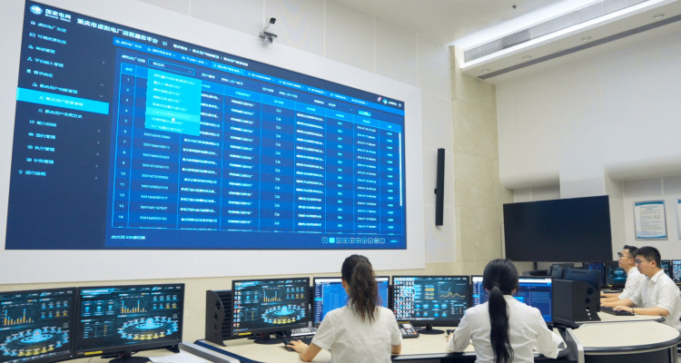 ▲工作人员在现场监控虚拟电厂平台负荷情况。(市经济信息委供图)