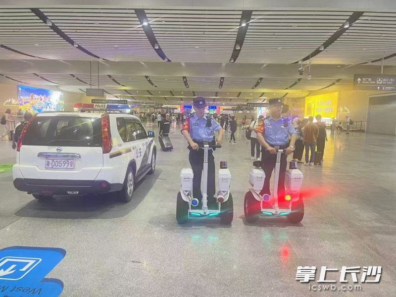 民警在巡逻执勤。 均为长沙晚报通讯员张威供图