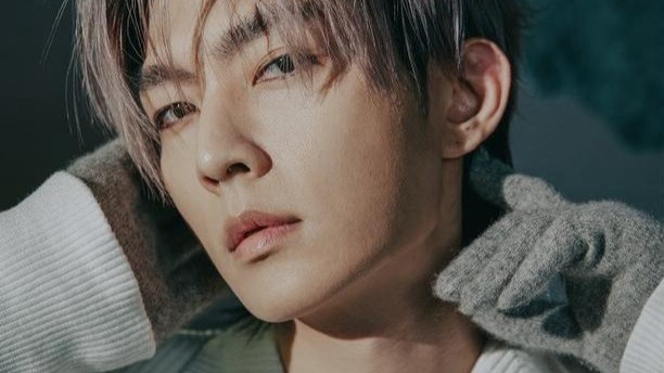 炎亚纶方回应被拉条幅讨债 疑被帮派威胁封面图