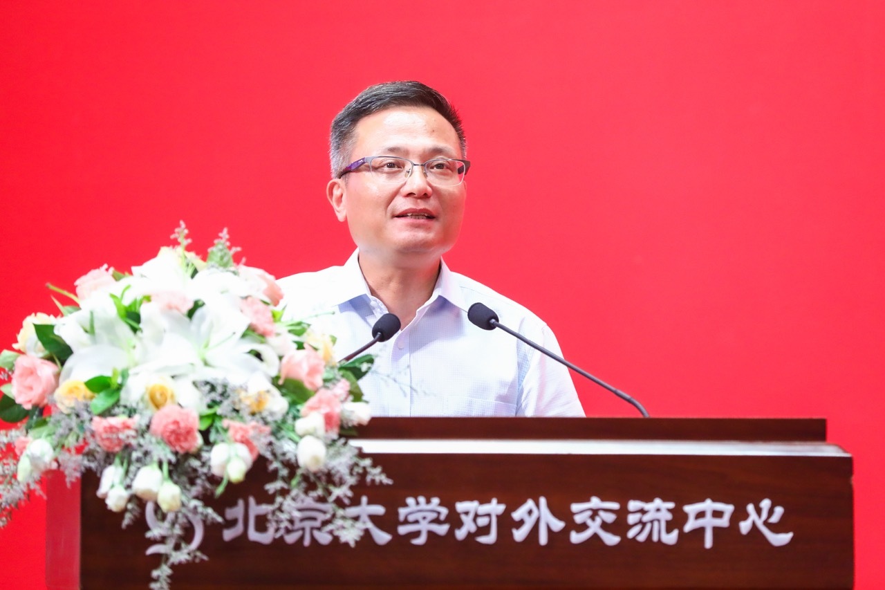 青岛九中教师编写“中学生地球科学素质培养丛书”首本《宇宙起源与太阳系形成》新书发布会在北京大学召开