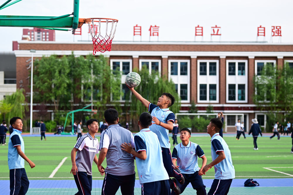 在沪青共建的青海果洛西宁民族中学，学生在打篮球（2024年6月18日摄）。新华社记者　张龙　摄