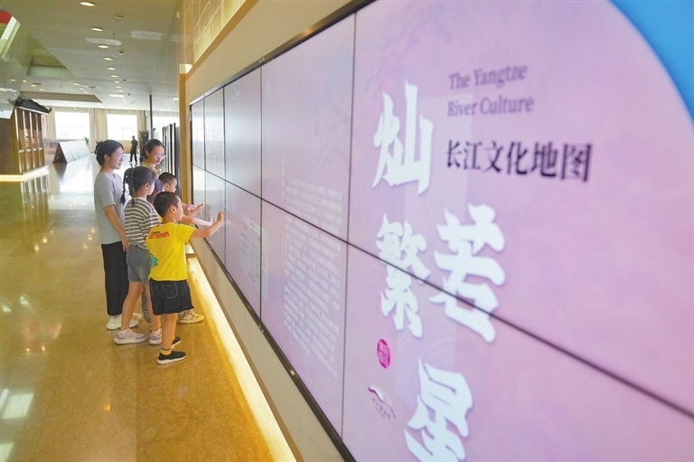 九江市博物馆推出长江文明交流互鉴的系列展览，方便市民更好地了解长江文化的源远流长和丰富多元。