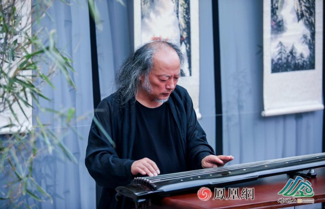 “钧天坊”创始人，国家级非物质文化遗产“古琴艺术”项目代表性传承人王鹏在崆峒雅集上弹奏名曲《鸥鹭忘机》。