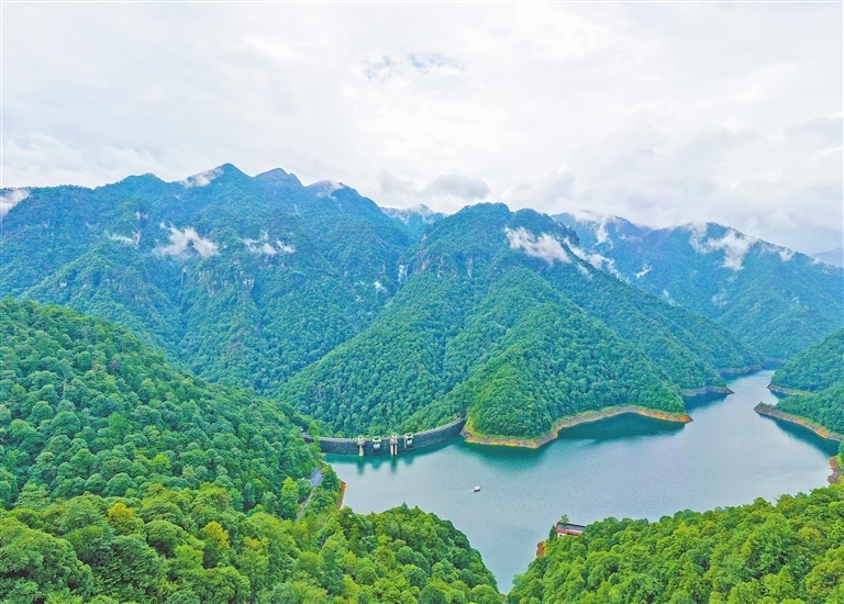 井冈山:翠绿葱茏五指峰(图)