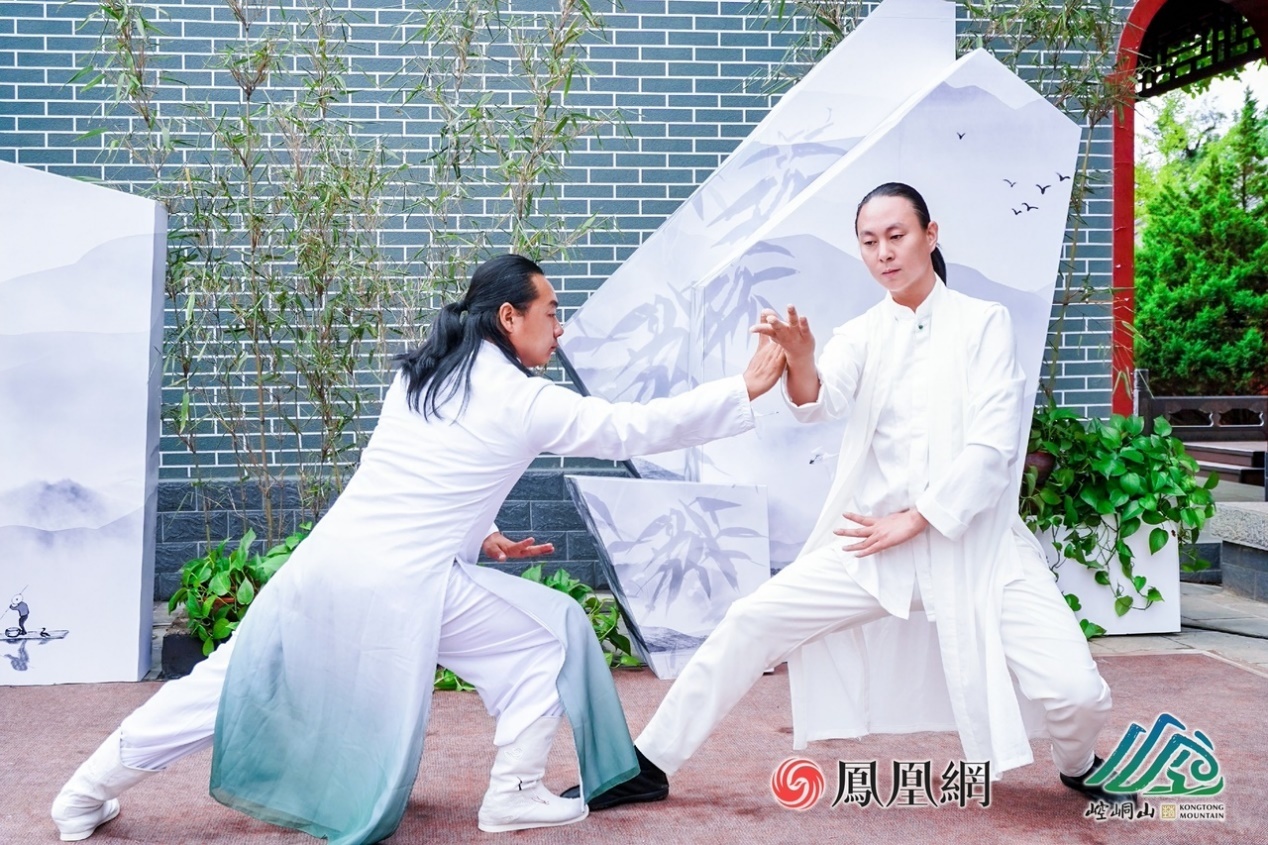 随后，非物质文化遗产崆峒派武术代表性传承人、崆峒派武术掌派人陈虎（左），与武当太极传人、三势太极创始人王明山（右）展开切磋。