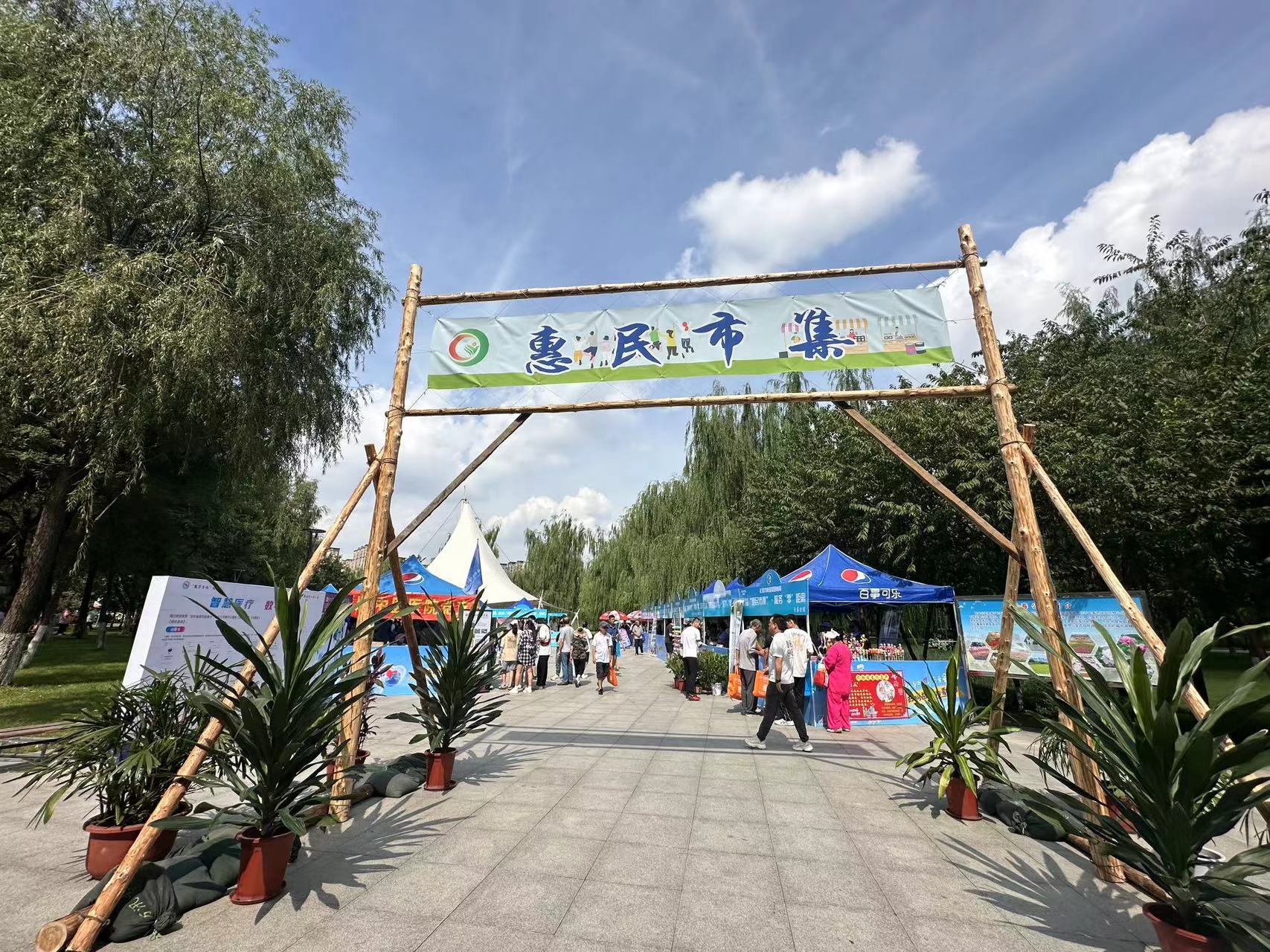   兰桡湖公园作为本次活动的主场，与长春市胜利公园、长春市南湖公园、长春市动植物公园等多家单位联手，围绕公园特点，选取代表性强、可持续开展的惠民服务项目，免费为市民游客提供病虫害防治知识、标本展示、植物拓染、面部彩绘、传统面人糖画手艺、手机贴膜、宠物义诊等内容，当天共计13个服务项目回馈游客，联手打造林园惠民行动服务品牌。