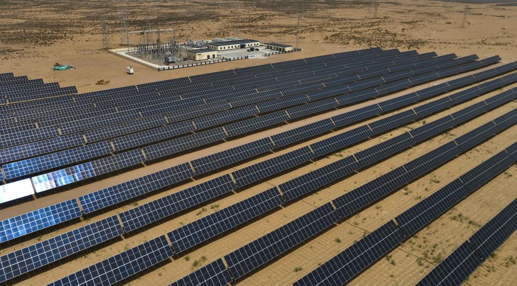 5月16日拍摄的内蒙古巴彦淖尔市磴口县乌兰布和沙漠光伏基地(无人机照片)。新华社记者 李云平 摄