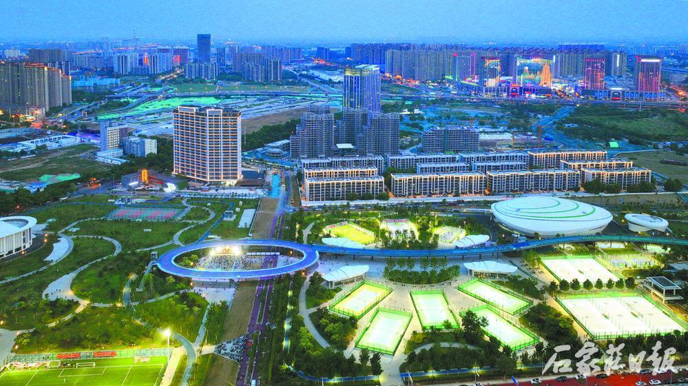 市民在高铁片区中央绿色体育公园休闲健身，感受城市更新带来的新生活。