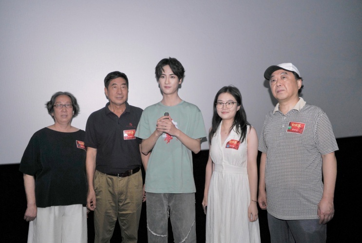 饰演贾宝玉的演员边程与南京嘉宾