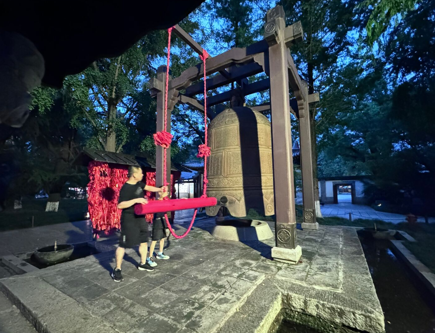 西安博物院夜间开放首日,观众们前往打卡。