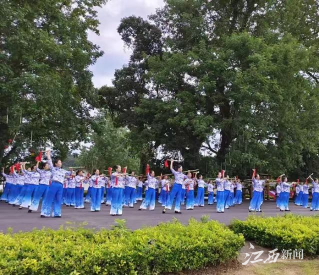 ▲演员做“击杠组合”，边唱词边表演