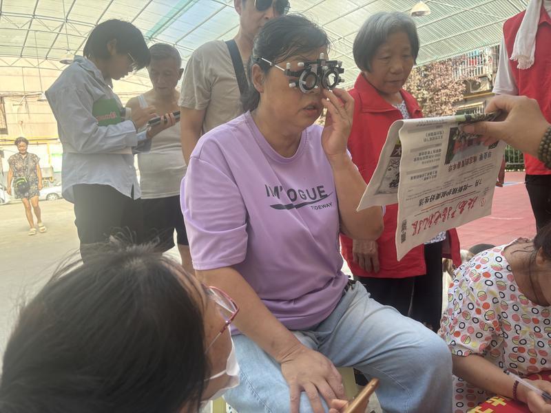 暖“心”闻：“家门口”免费配发老花镜