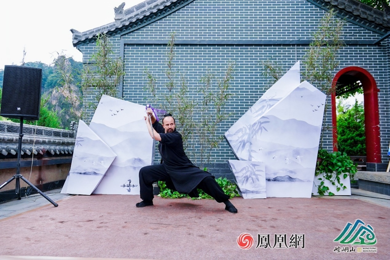 武当杰克演示太极剑。