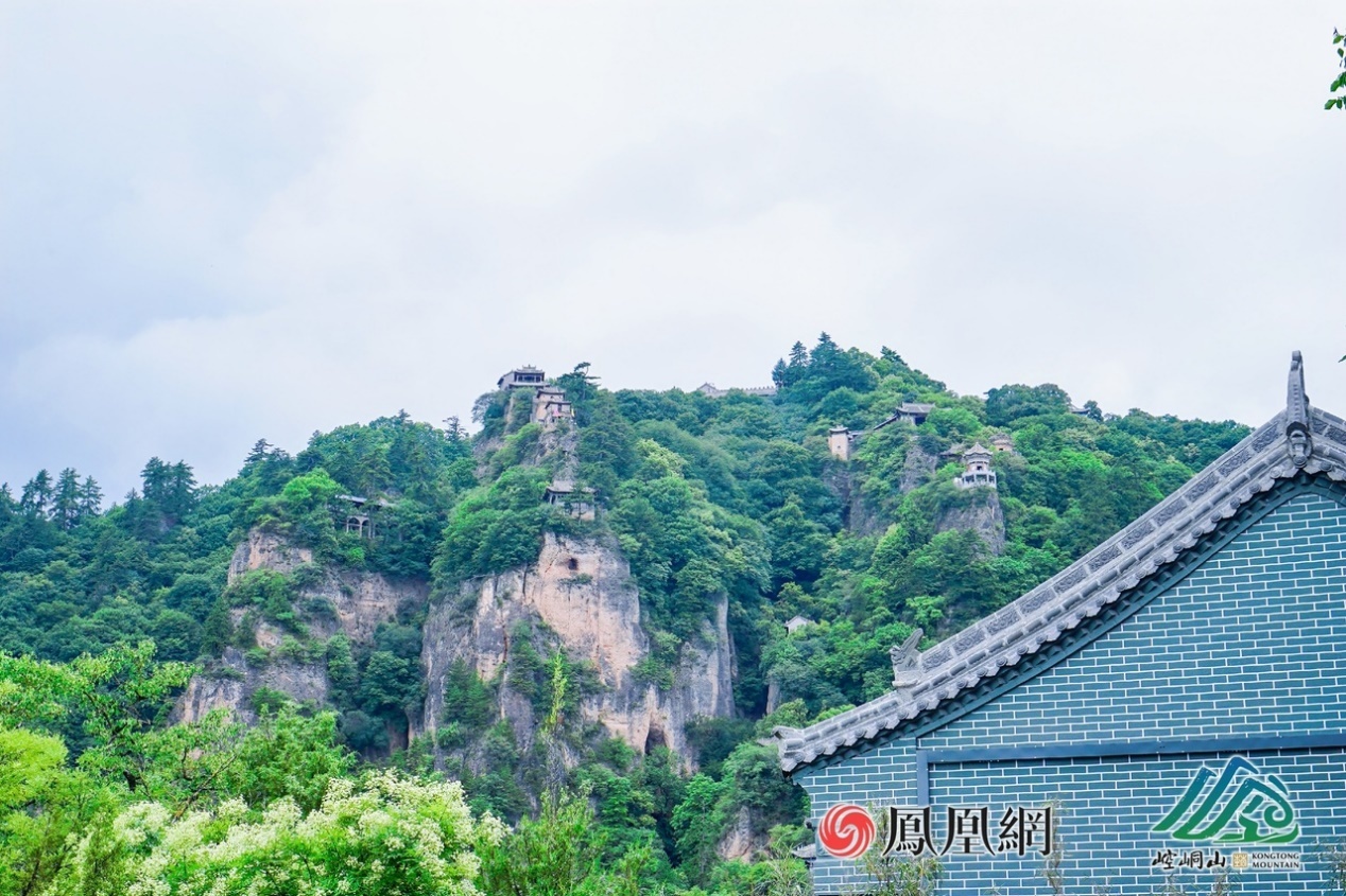 2024年8月7日下午，“致敬国学：华人国学大典——从道源圣地崆峒山体悟中华智慧”在崆峒山中台举行雅集。