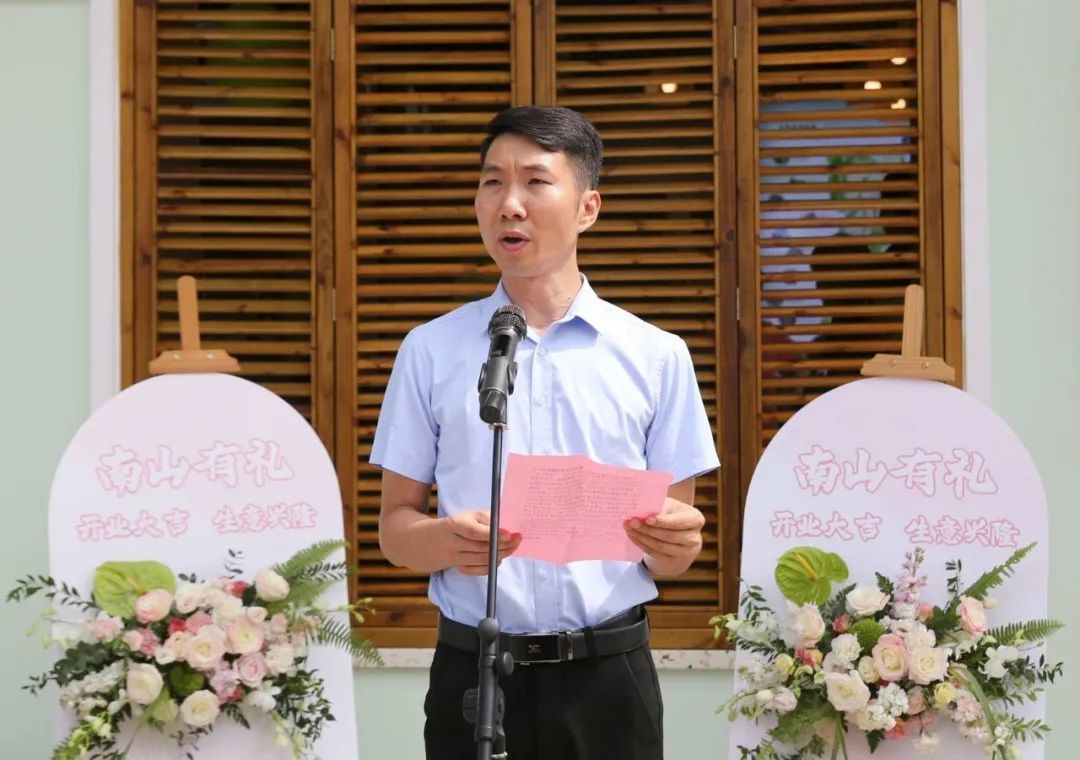 南山镇党委副书记罗仲元致讲话