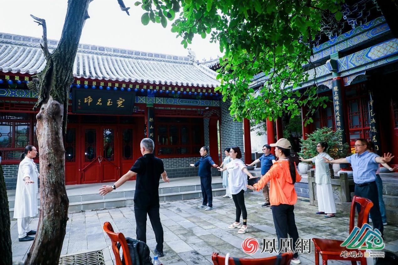 同样是道法自然，同样是以养生为主要目的的拳法，两派各有妙旨。现场观众也跟着他们一起习练起来。
