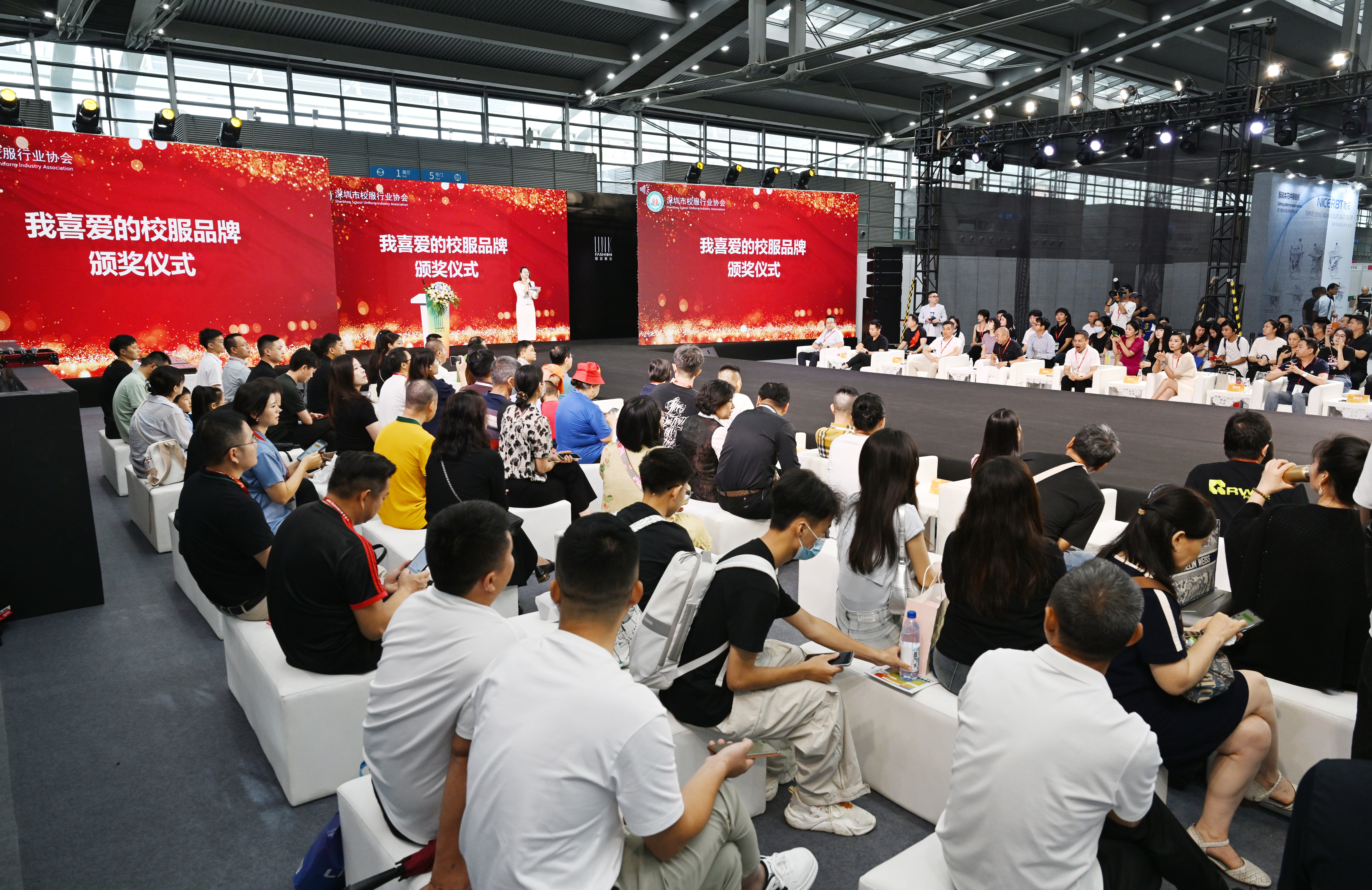 “我最喜爱的校服品牌”颁奖仪式活动在福田会展中心圆满举行