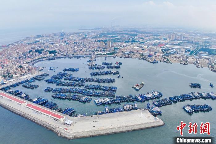 石狮祥芝镇是福建省渔业发展的重镇，图为开渔前的祥芝国家中心渔港。　石狮市委宣传部供图