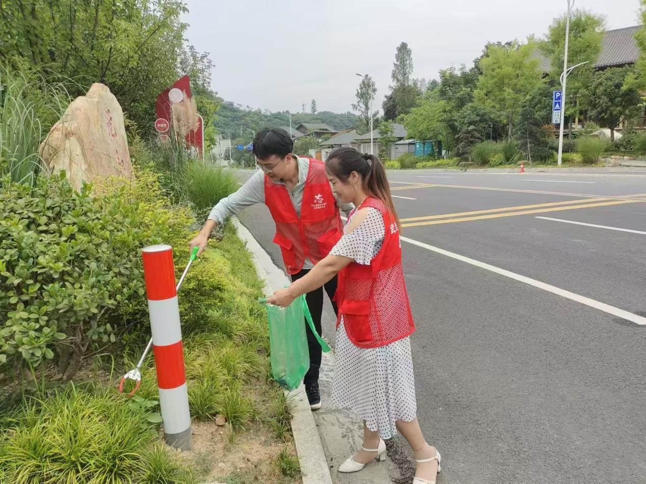 ▲组织志愿者开展“洁美家园”行动 张刚摄