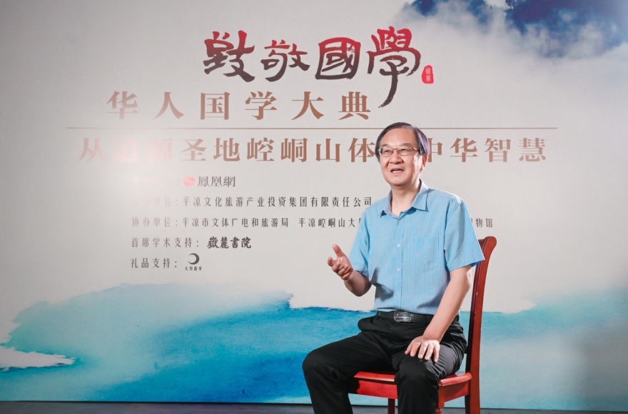 张其成,全国政协委员,北京大学中国文化发展研究中心执行主任,北京中医药大学国学院首任院长,国际易学联合会名誉会长。