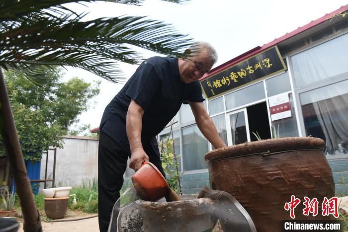 河北深州六旬手艺人80多道工序制作黑陶产品畅销海内外