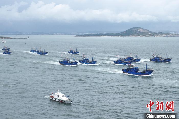 泉州海事局出动海巡执法船艇，护送渔船驶向广阔的渔场。泉州海事局 供图