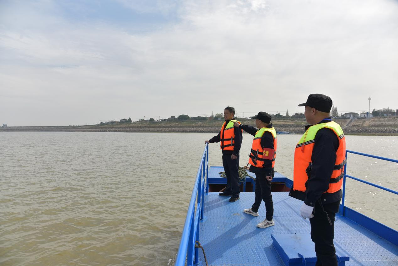 ▲扬子洲镇护渔队在江面巡逻