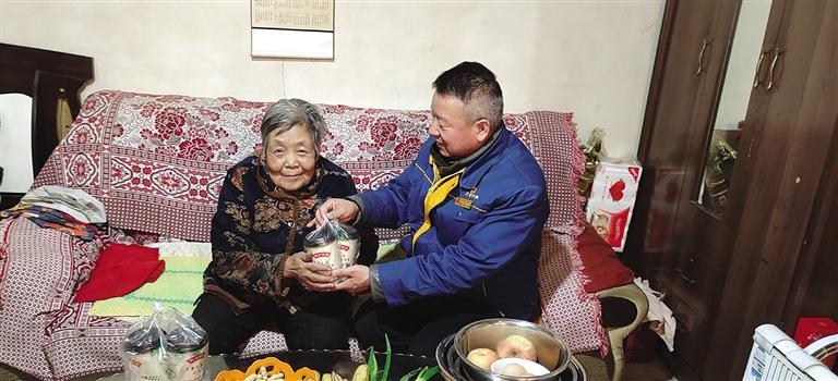 郭小勇上门送关爱