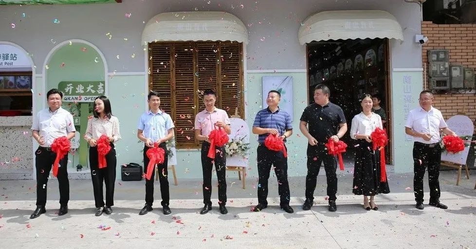 镇党委副书记、镇长邹兵兵,镇人大主席谢庆星,镇党委副书记罗仲元,镇党委委员骆钊明,副镇长郑桂斯,镇宣传文体旅游和教育办主任李燕君,南山镇公投公司副总经理何德荣,南山商会秘书长高祥共同为“南山有礼”开业剪彩。