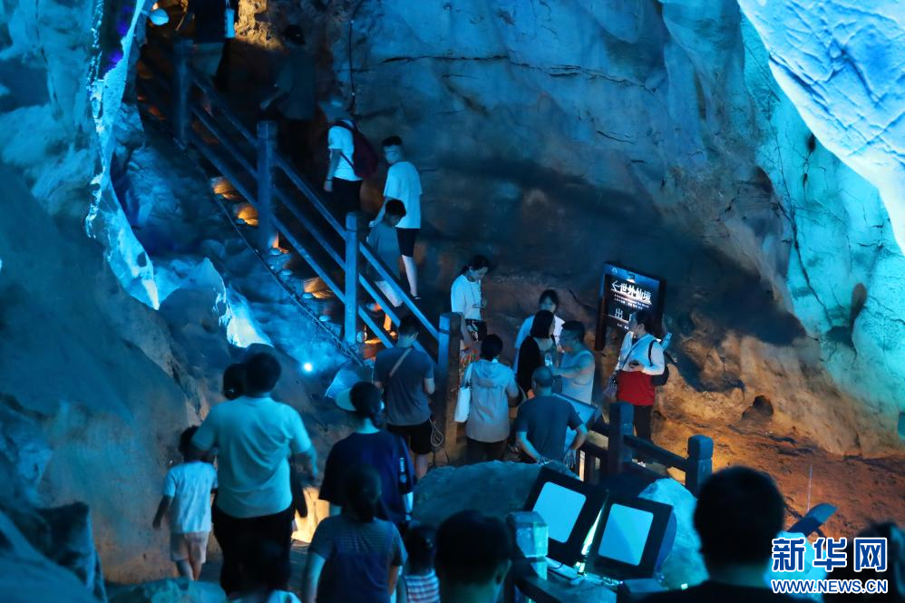游客在江西省新余市洪阳洞景区游玩。新华网 王晓震 摄