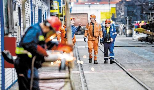 塞尔维亚当地时间4月24日，工人在河钢塞钢厂区内行走。（本报资料片） 本报记者李畅摄