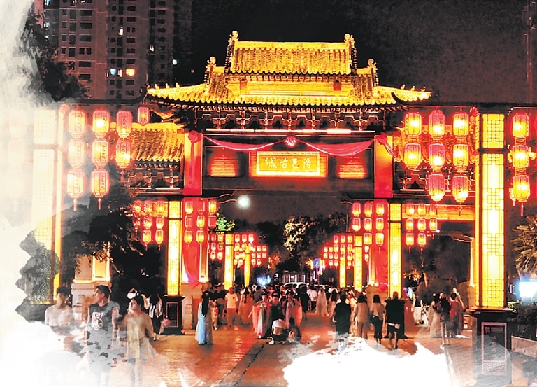 夜幕下的洛邑古城。（记者 李鹏 摄）