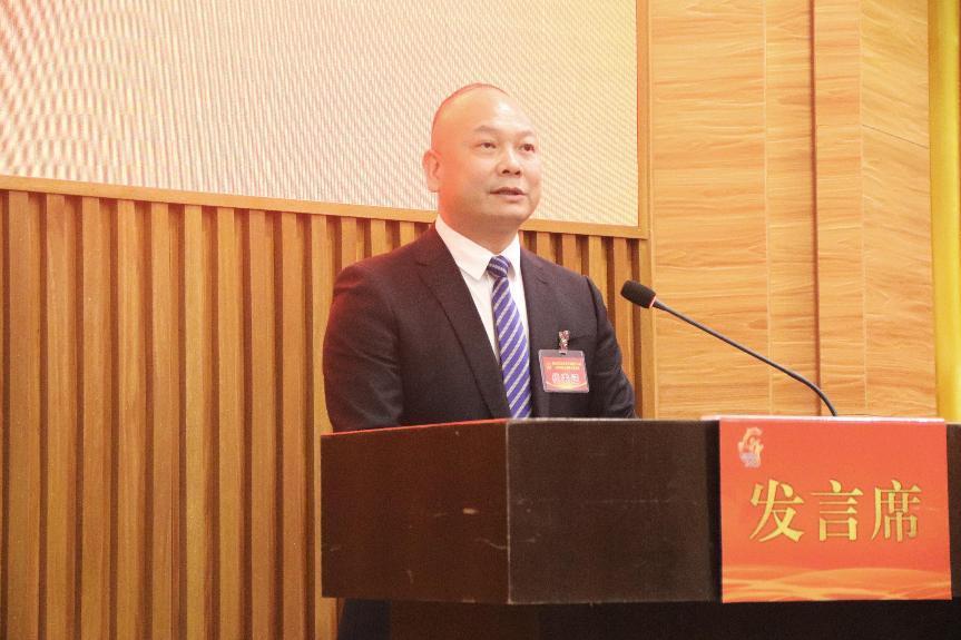 图:乐平镇镇长罗杰成代表镇政府向大会作《佛山市三水区乐平镇人民政府实施“百县千镇万村高质量发展工程”工作情况报告》。