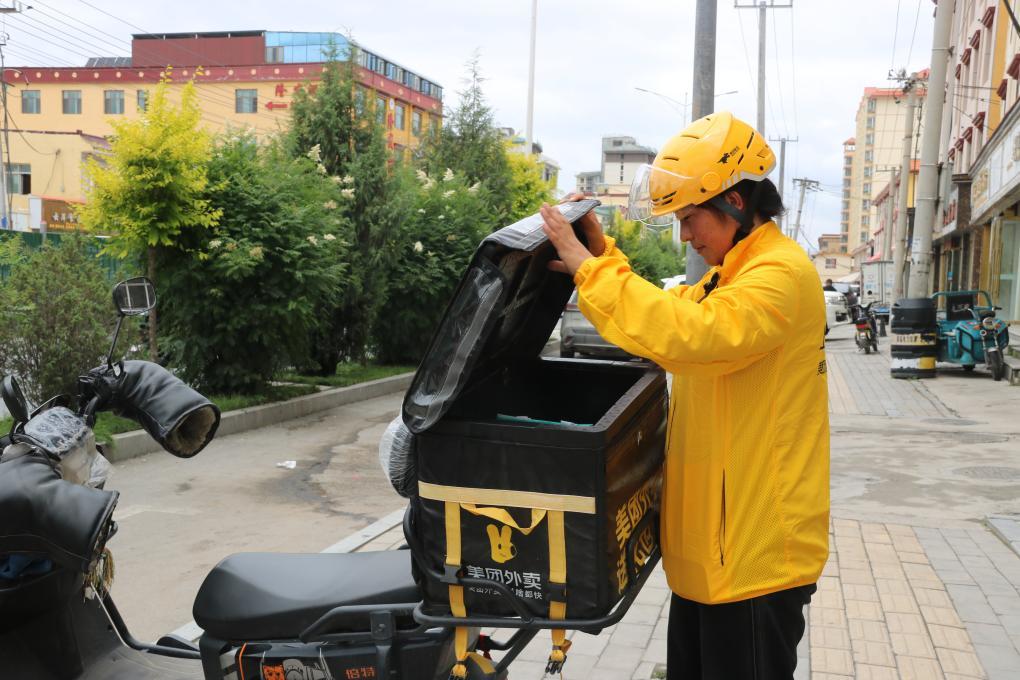完代草正在准备送餐　新华社记者　李梓潇　摄