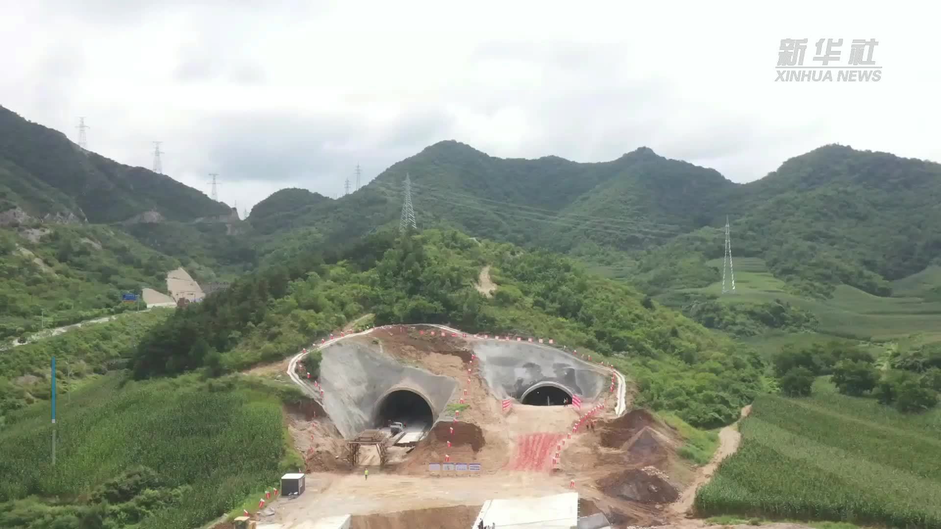 凌绥高速公路马道岭隧道贯通