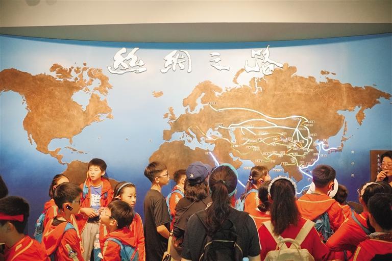 “宝贝走天下”研学团队在甘肃省博物馆内参观研学