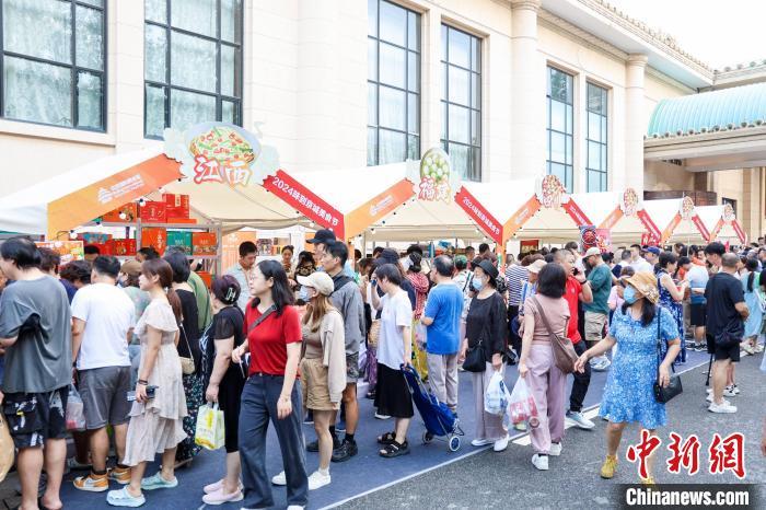 8月15日，民众在“2024味到京城美食节”探寻各地美味。北京市商务局供图
